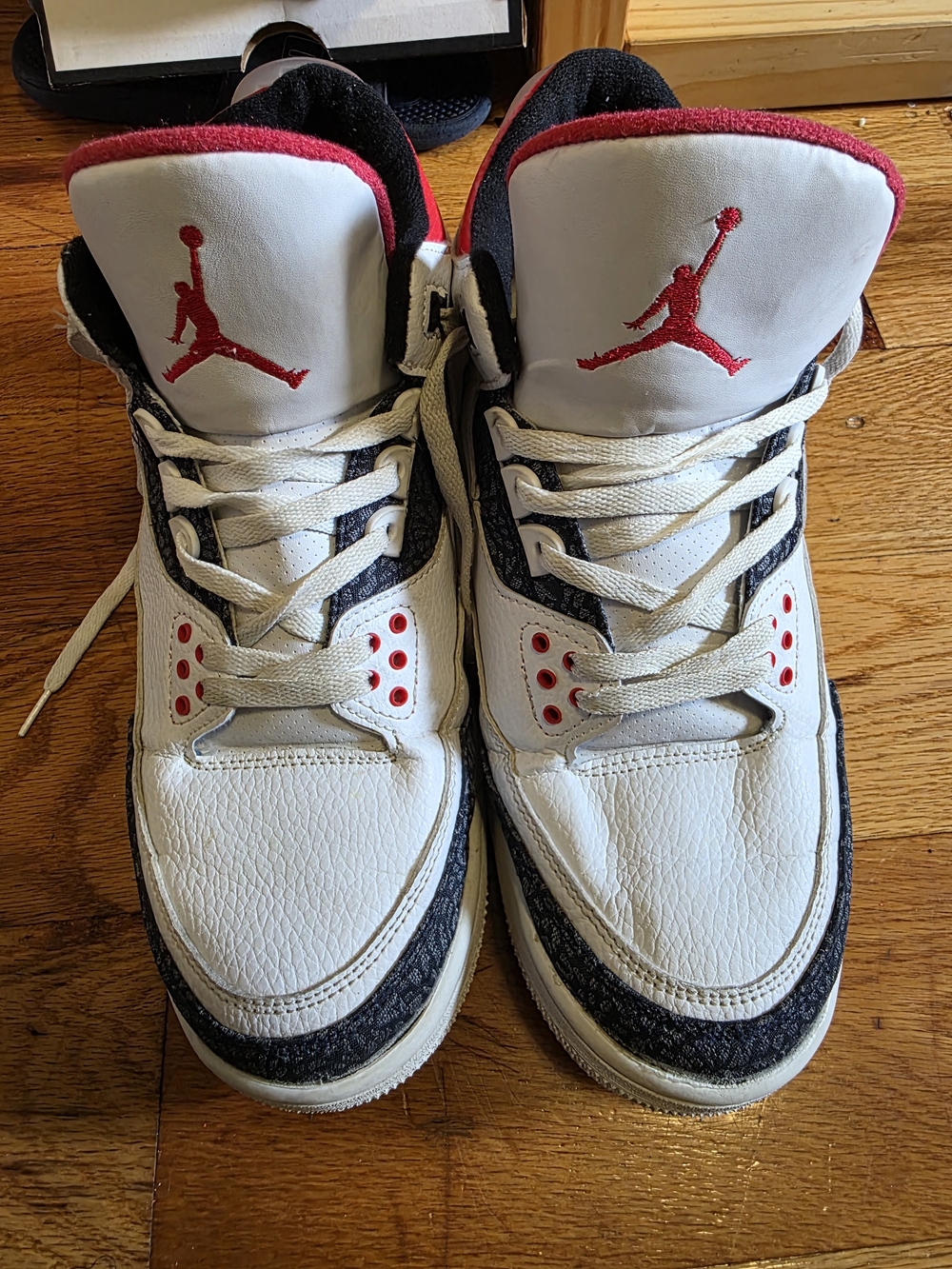 Jordan Men’s White/Red/Black Retro Sneakers - Picture 7 of 9